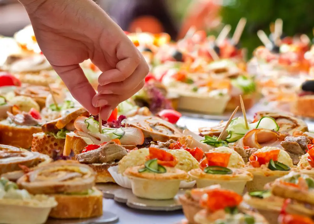 gemischtes Buffet mit Häppchen